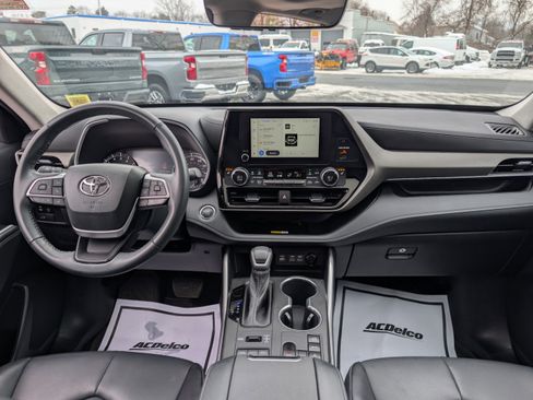 Used 2023 Toyota Highlander XLE image 2