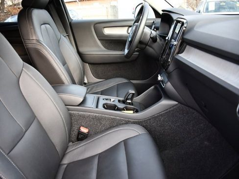 Certified 2025 Volvo XC40 B5 Core image 27