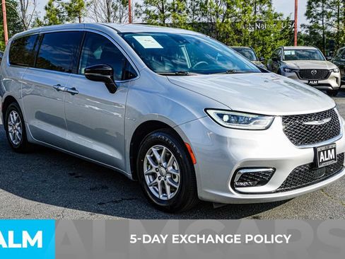 Used 2024 Chrysler Pacifica Touring-L FWD image 3