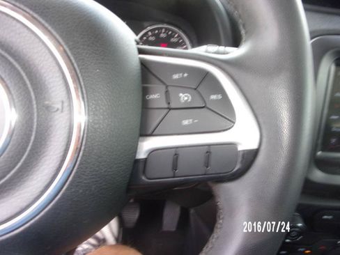 Used 2019 Jeep Renegade Latitude FWD image 15
