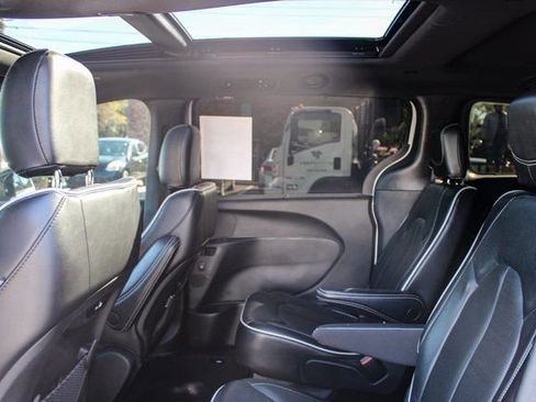 Used 2023 Chrysler Pacifica Limited w/ S Appearance Package image 38