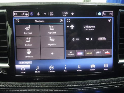 Used 2024 Chrysler Pacifica Limited FWD image 16