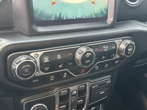 Used 2020 Jeep Wrangler Unlimited Sahara image 34