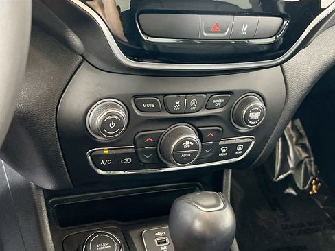 Used 2022 Jeep Cherokee Limited w/ Mopar Interior Package image 15