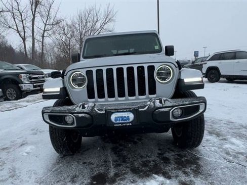 Used 2022 Jeep Gladiator Sport image 3