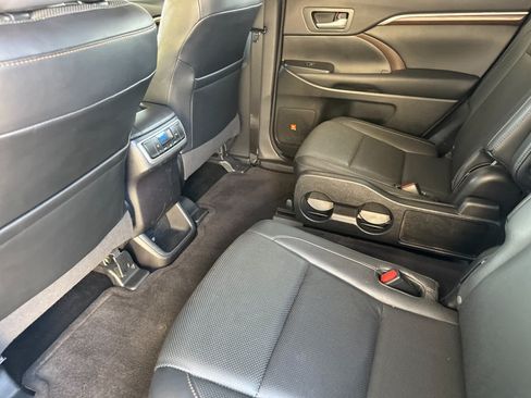 Used 2015 Toyota Highlander Limited w/ Driver Technology Package AWD/4WD image 4