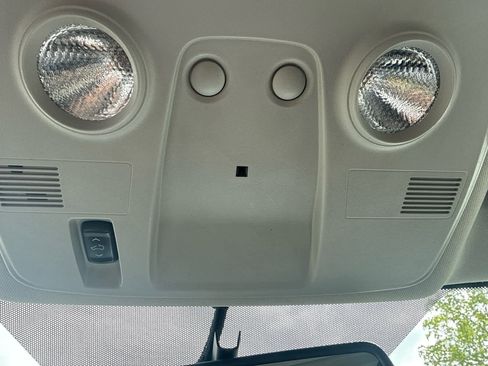 Used 2011 GMC Acadia SLE FWD image 26