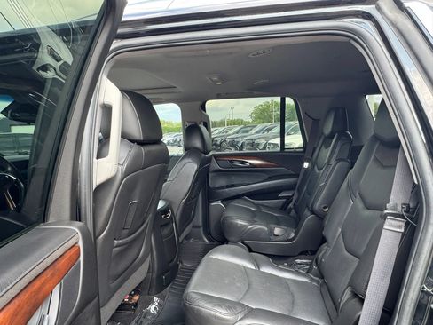 Used 2017 Cadillac Escalade Luxury AWD/4WD image 18