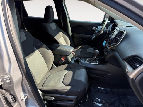 Used 2016 Jeep Cherokee Sport FWD image 19