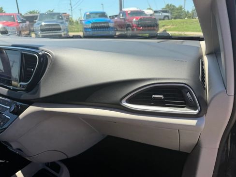 Used 2024 Chrysler Pacifica Touring-L FWD image 30