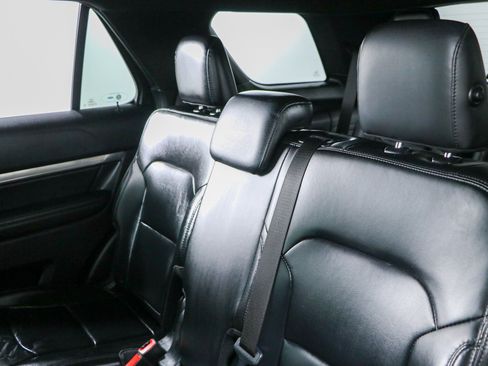Used 2019 Ford Explorer XLT w/ Equipment Group 202A FWD image 24
