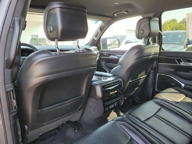 Used 2023 Jeep Wagoneer 4WD w/ Mopar Step-Up Package image 28