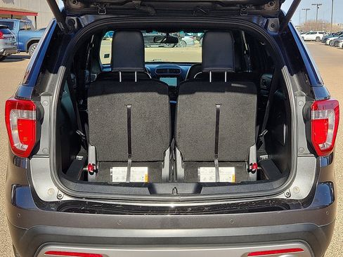 Used 2017 Ford Explorer XLT w/ Equipment Group 202A image 9