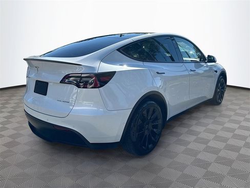 Used 2022 Tesla Model Y Long Range image 6