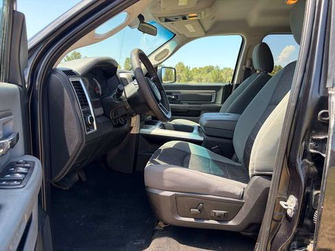 Used 2017 RAM 1500 Classic SLT AWD/4WD image 14