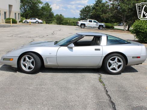Used 1996 Chevrolet Corvette Coupe RWD image 25