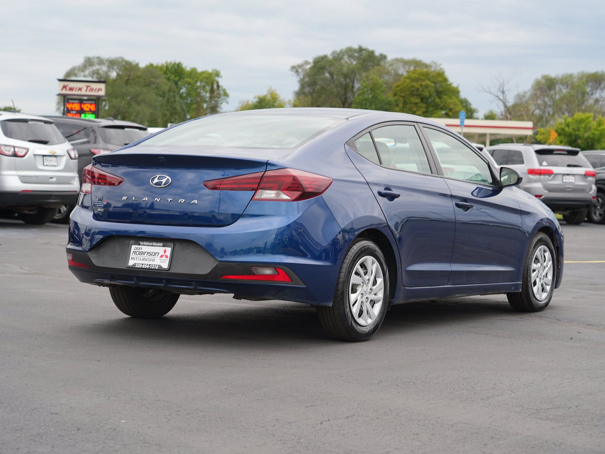 Used 2020 Hyundai Elantra SE FWD image 3