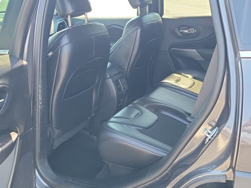 Used 2020 Jeep Cherokee Latitude Plus w/ Cold Weather Group AWD/4WD image 12