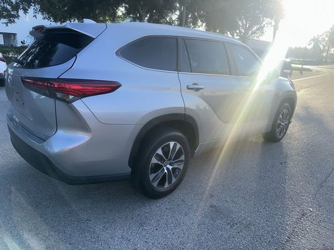Used 2023 Toyota Highlander XLE FWD image 5