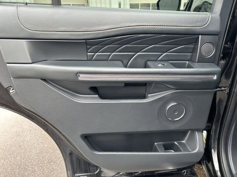 Used 2023 Ford Expedition Platinum image 32