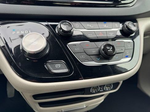 Used 2024 Chrysler Pacifica Touring-L FWD image 19