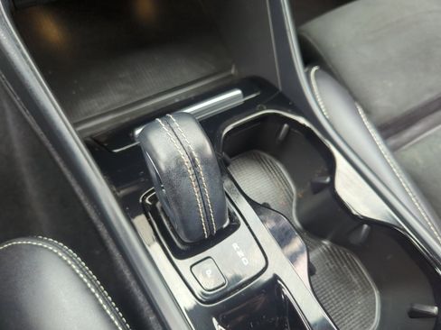 Used 2021 Volvo XC40 T5 R-Design w/ Climate Package image 15