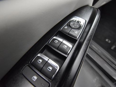 Used 2024 Kia Carnival LX image 12