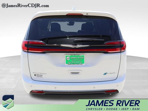 Used 2022 Chrysler Pacifica Limited FWD image 4