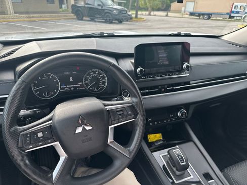 Used 2024 Mitsubishi Outlander ES FWD image 21
