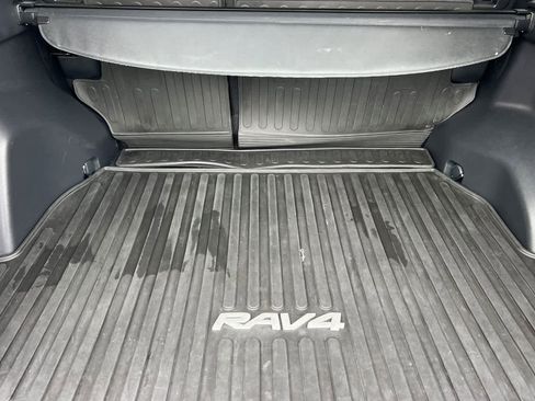 Used 2021 Toyota RAV4 XLE w/ Convenience Package FWD image 16