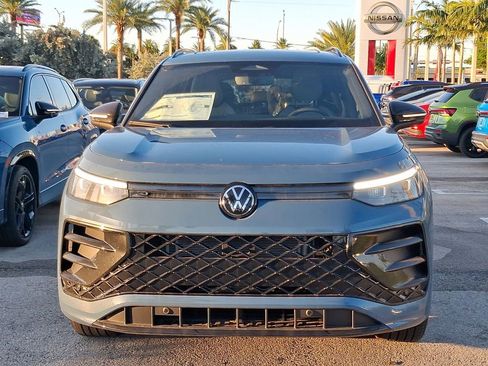 New 2026 Volkswagen Tiguan SE R-Line FWD image 2