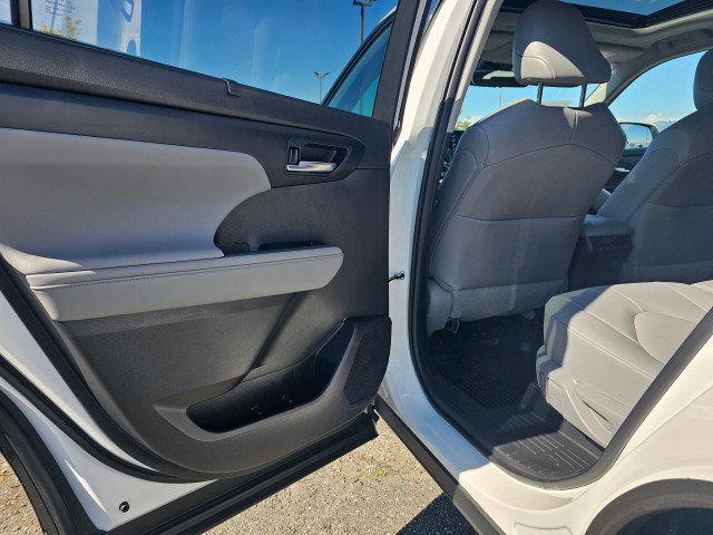 Used 2022 Toyota Highlander XLE AWD/4WD image 23