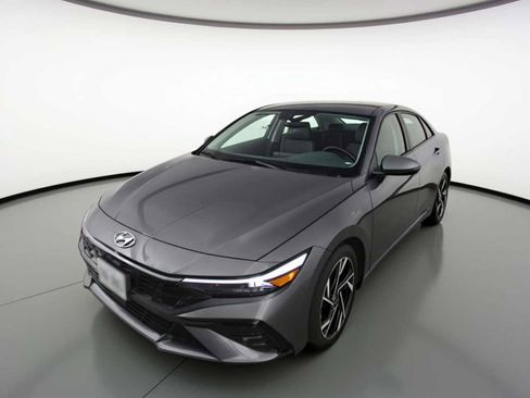 Used 2025 Hyundai Elantra SEL image 3