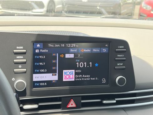 Used 2023 Hyundai Elantra SEL w/ Preferred Accessory Package FWD image 22