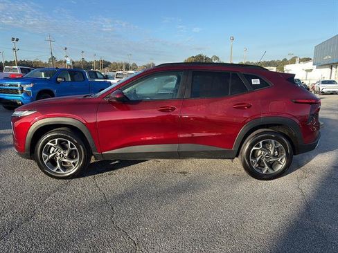 Used 2025 Chevrolet Trax LT w/ LT Convenience Package image 4