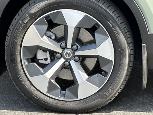 Certified 2025 Volvo XC40 B5 Plus AWD/4WD image 35