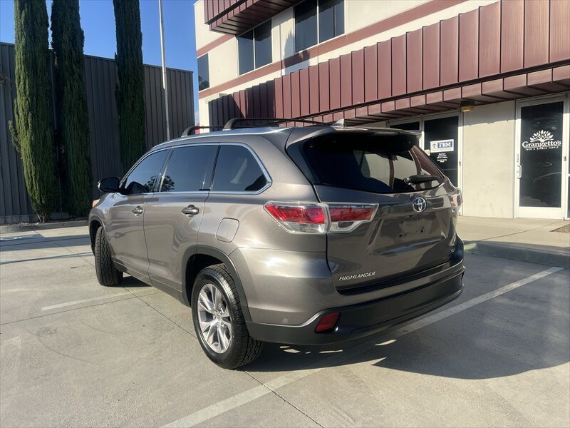 Used 2014 Toyota Highlander XLE FWD image 17