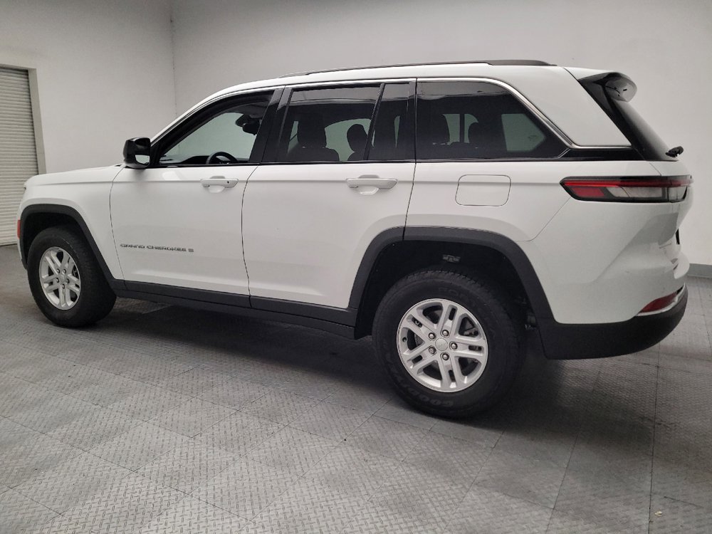 Used 2023 Jeep Grand Cherokee Laredo RWD image 3