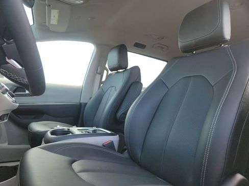 New 2023 Chrysler Pacifica Touring-L image 39