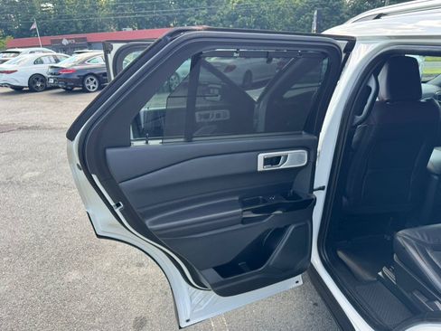 Used 2021 Ford Explorer Platinum w/ Equipment Group 601A AWD/4WD image 17