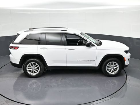 Used 2023 Jeep Grand Cherokee Laredo AWD/4WD image 28