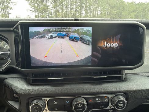 Used 2025 Jeep Wrangler Willys image 32