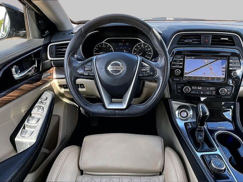 Used 2017 Nissan Maxima Platinum w/ Interior Lighting Package FWD image 6