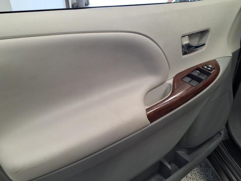 Used 2013 Toyota Sienna XLE AWD/4WD image 8