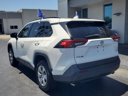 Used 2020 Toyota RAV4 LE FWD image 5