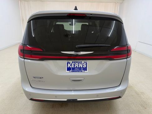 Used 2024 Chrysler Pacifica Touring-L FWD image 4