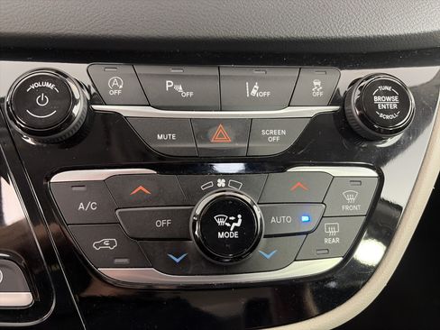 Used 2023 Chrysler Pacifica Touring-L FWD image 25
