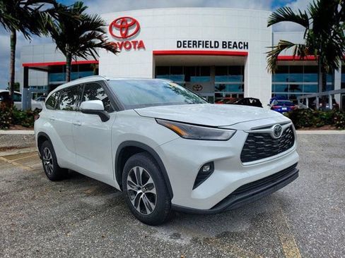 Used 2022 Toyota Highlander XLE FWD image 1