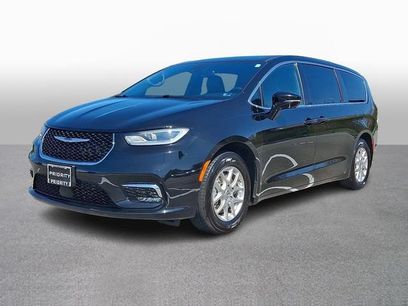 Used 2025 Chrysler Pacifica Select