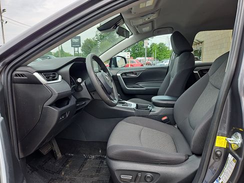 Used 2021 Toyota RAV4 XLE AWD/4WD image 13